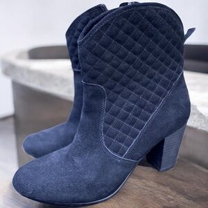 ISAAC Mizrahi-“Kelly” size 9 quilted ankle boot. 3” heel. Black suede. Gorgeous